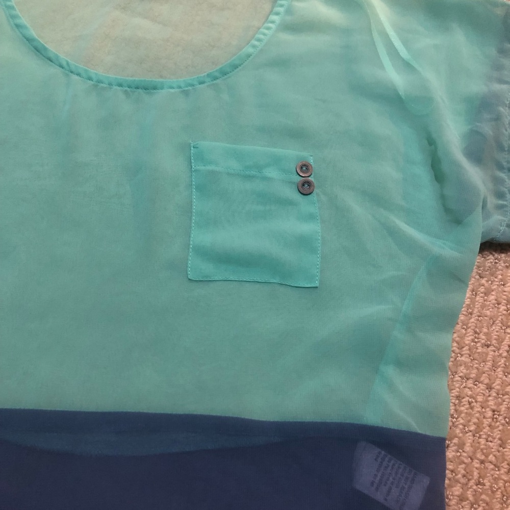 Color Block Cropped Blouse - Picture 3 of 5